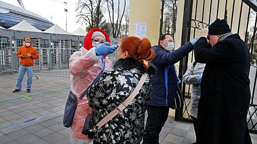 Els espectadors de l&#039;estadi de Minsk van haver de passar proves per descartar que tinguessin febre