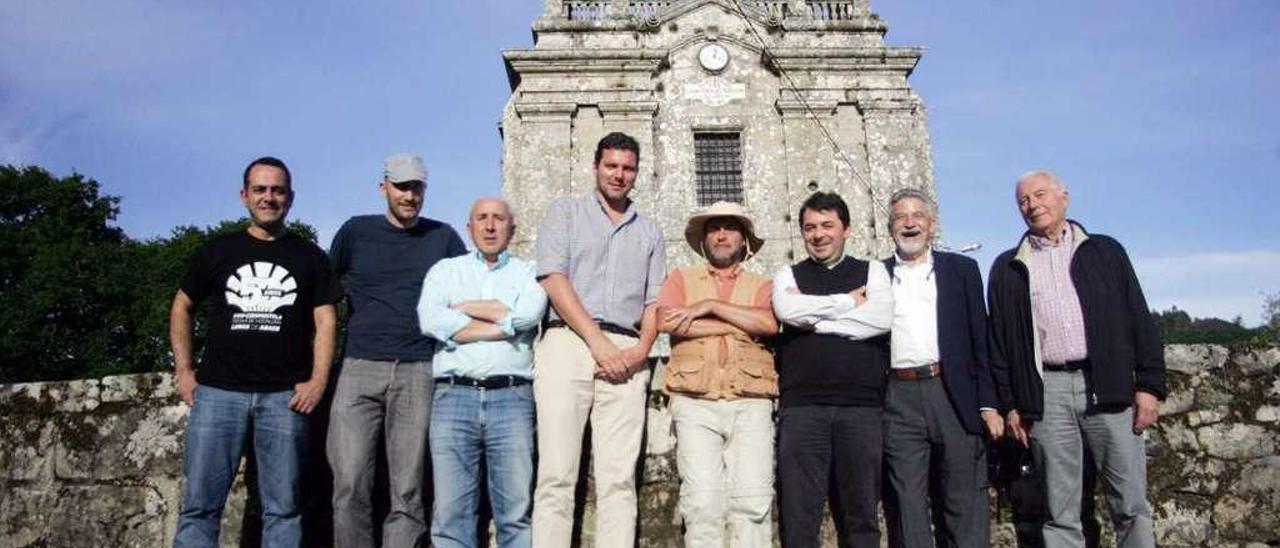 Recepción a uno de los peregrinos (centro) en Codeseda, con la presencia del alcalde. // Bernabé/Luismy