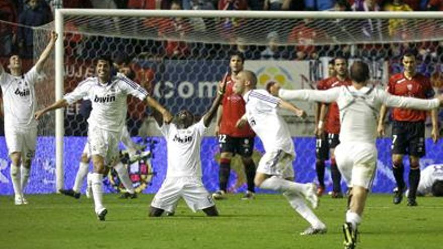 Celebración. Los jugadores del Real Madrid celebran el título de Liga tras la conclusión del partido ante el Osasuna. Les han sobrado tres jornadas.