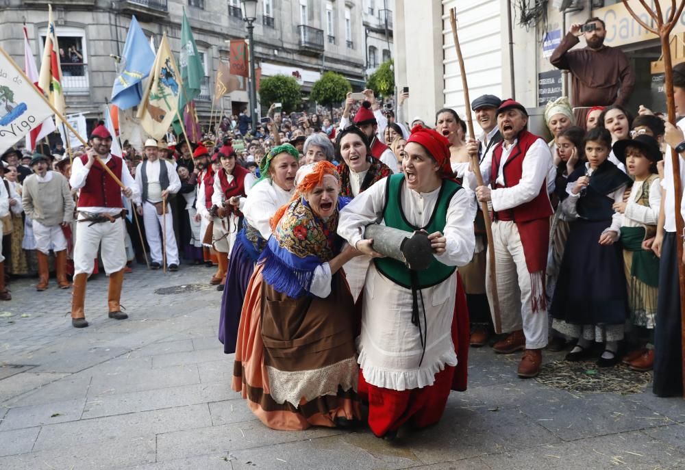 La representación de la Reconquista de Vigo vuelve a abarrotar las calles del Casco Vello de miles de vigueses