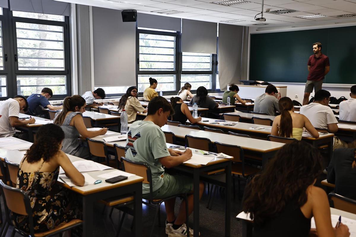 Estudiantes en la segunda convocatoria de la Ebau, celebrada este martes en la Universitat Politècnica de València.