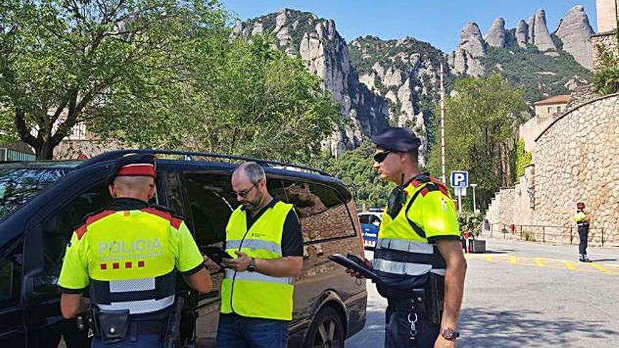 Un dispositiu de trànsit a la rotonda d&#039;entrada del monestir de Montserrat controlava ahir els taxistes il·legals