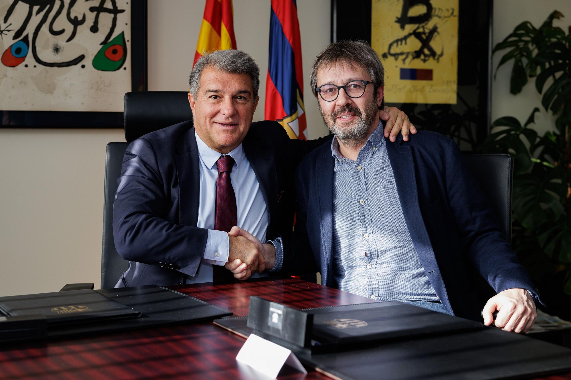 Edu Castro, junto a Joan Laporta en el momento de la firma