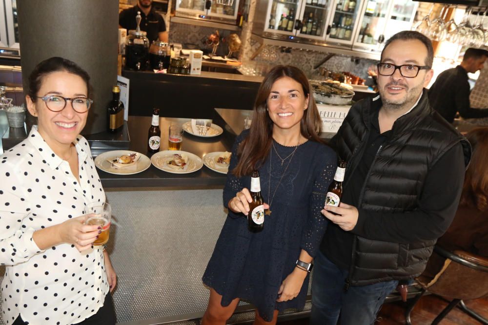 Ana Rodríguez, Arantxa Tapias y Antonio García. disfrutan de un quinto de Cerveza Victoria y una tapa.