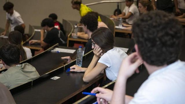 Un grup d’alumnes abans de començar els exàmens de la selectivitat, el mes passat a Barcelona. | BELÉN GONZÁLEZ