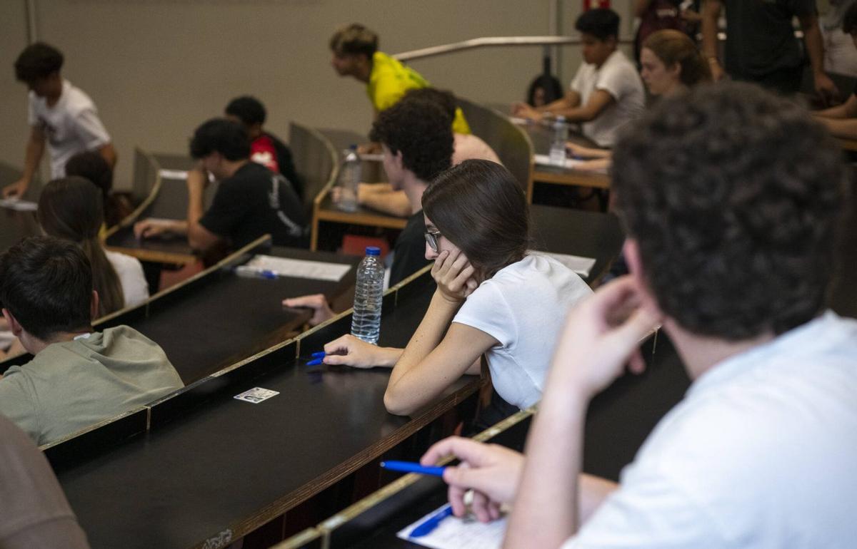 Quinze experts examinaran el polèmic examen de Matemàtiques