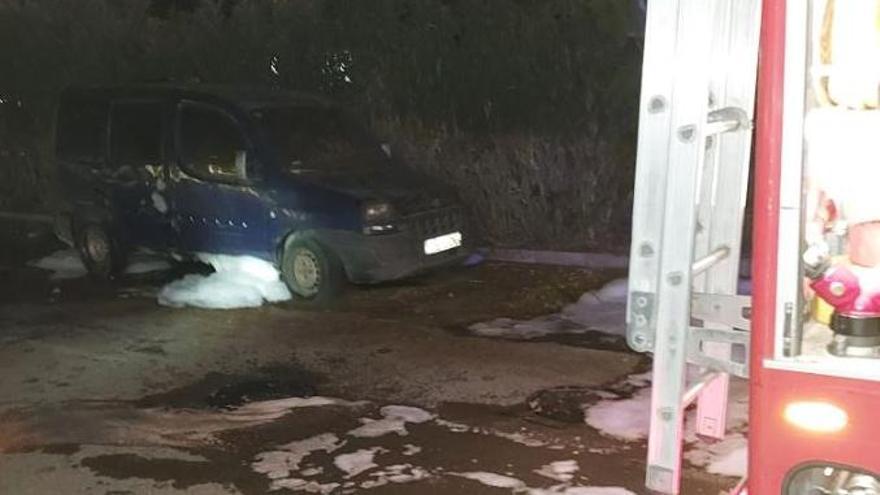 Arde un vehículo abandonado en el polígono de Montecristo de Ibiza