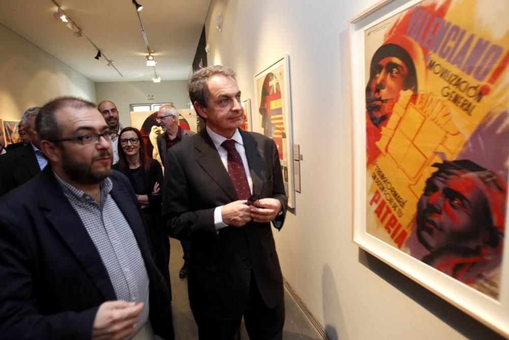 Zapatero y Puig visitan la exposición sobre la República en el MUVIN