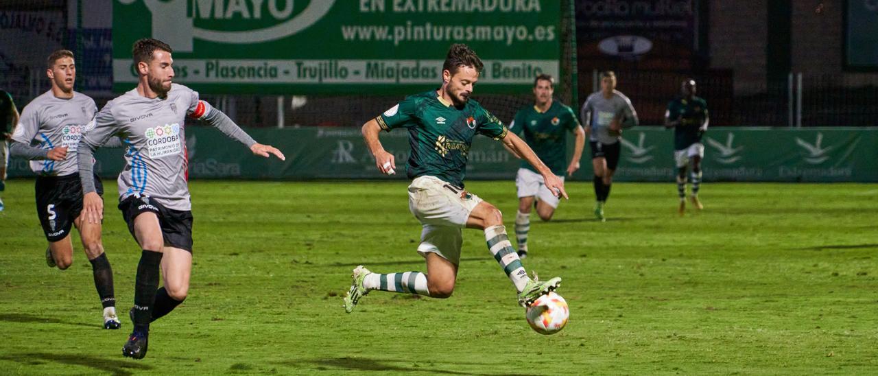 Samu Manchón, con el balón, durante el partido de Copa ante el Córdoba, el pasado sábado.