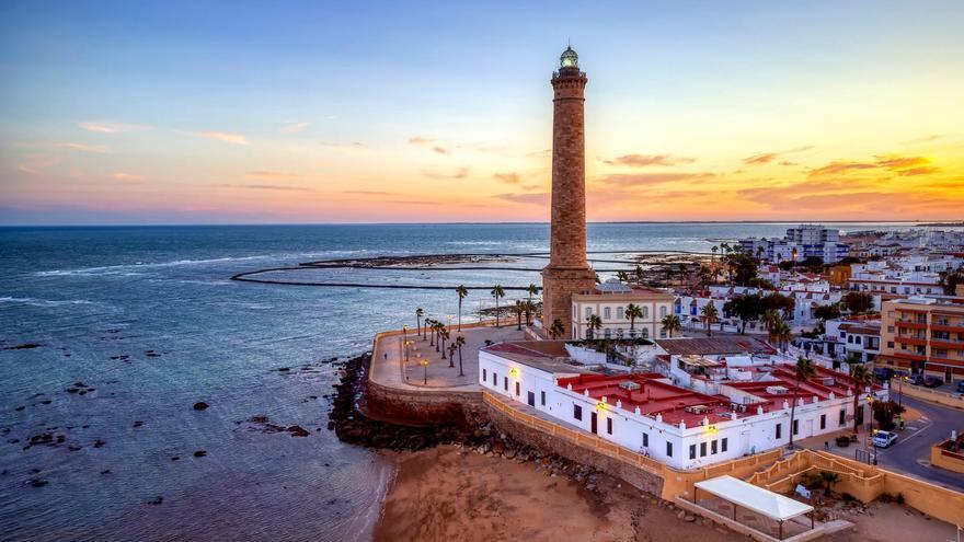 El pueblo más feliz de España está en Andalucía: tiene casi 20.000 habitantes y una playa virgen impresionante