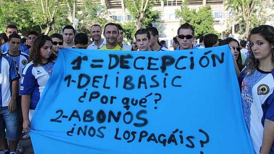 Un grupo de aficionados sostiene una pancarta, ayer en la concentración.