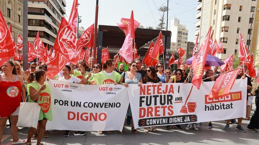 Concentración para exigir el desbloqueo del convenio de limpieza de edificios y locales de la provincia de Alicante