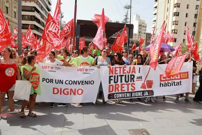 Concentración para exigir el desbloqueo del convenio de limpieza de edificios y locales de la provincia de Alicante