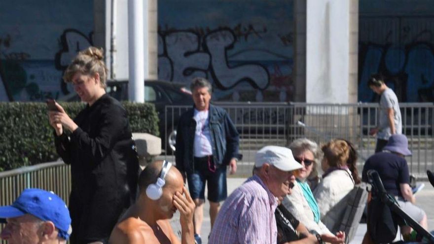 Personas en un día de calor en A Coruña. | Víctor Echave