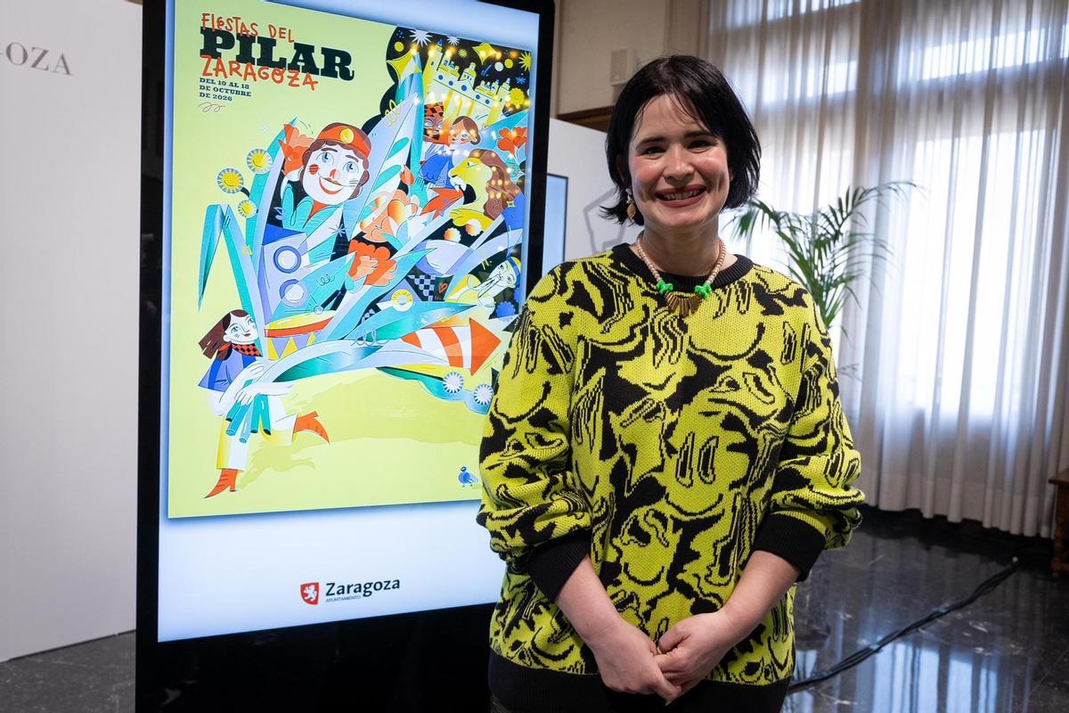 La ilustradora Jesana Motilva con el cartel ganador de las Fiestas del Pilar.