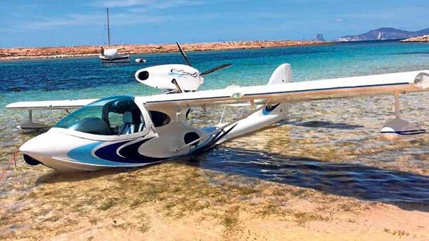 Una avioneta aterriza en Formentera