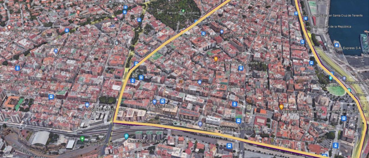 En la imagen se muestra la Zona de Bajas Emisiones elegida por el Ayuntamiento de la capital para restringir el acceso de vehículos, aunque se encargará un estudio para determinar la más adecuada. En un principio, el perímetro queda delimitado por la calle Ni Fú Ni Fá, Ramón y Cajal, plaza Weyler, Méndez Núñez hasta el Cuartel de Almeyda, y avenida de Anaga hasta el Museo de la Naturaleza | e.d.