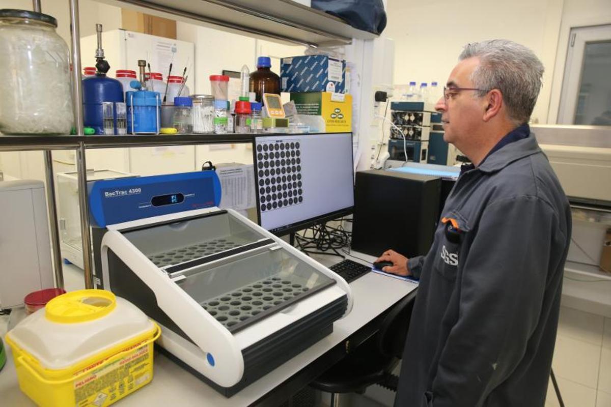 El doctor Antonio Lozano-León en el laboratorio de SGS, que de momento está en las instalaciones de la depuradora de Asmecruz en Beluso. |   // SANTOS ÁLVAREZ