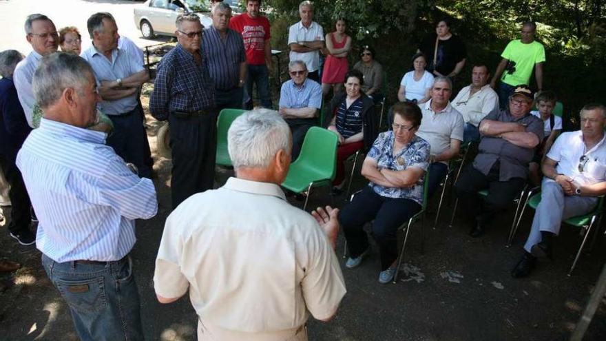 Reunión de vecinos de catasós para poner en marcha la iniciativa. // Bernabé/Luismy