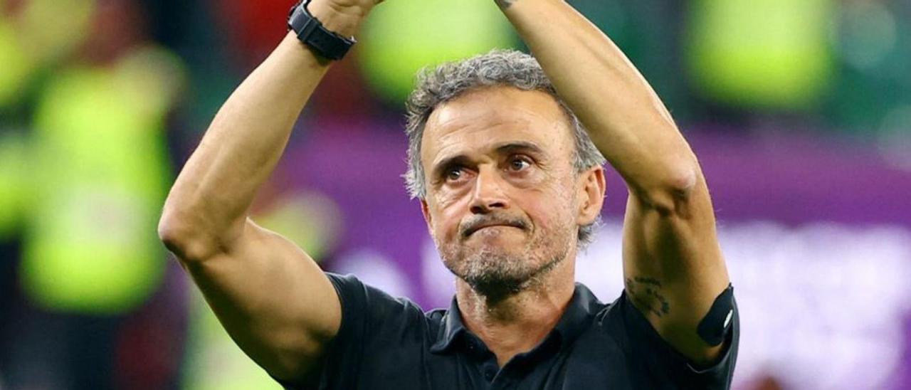 Luis Enrique aplaude a la afición tras la eliminación de España. |  | EFE