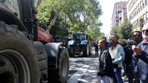 Tractores de Lleida y del delta del Ebro, este martes en Zaragoza.