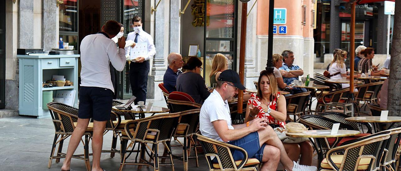 Los agentes sociales apoyan que sigan las restricciones y solo asumen pequeñas desescaladas en la restauración.