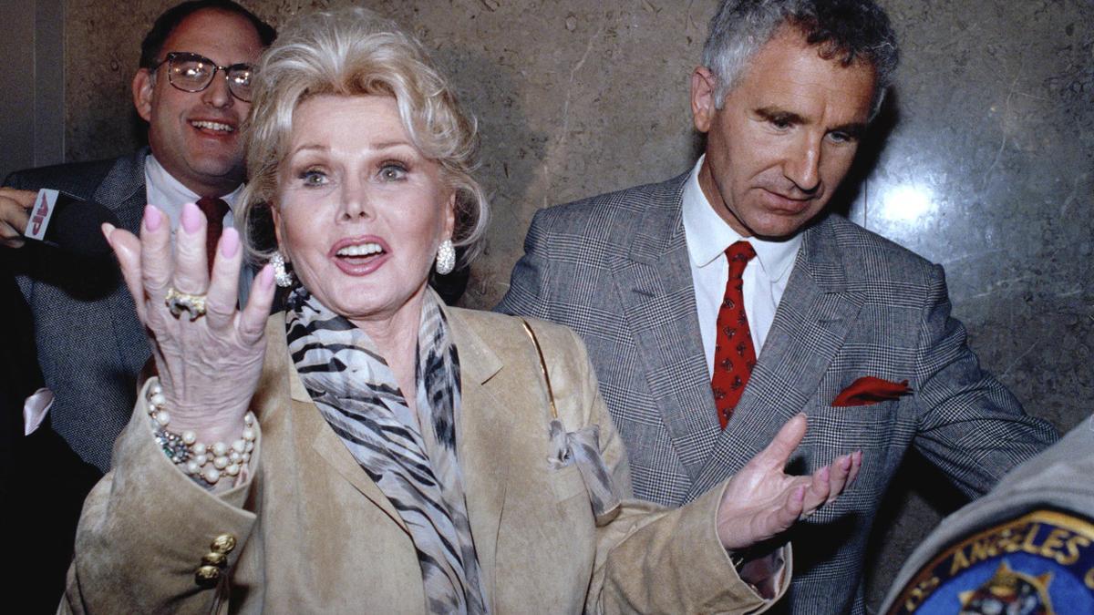 Zsa Zsa Gabor sale de los juzgados de Beverly Hills, en 1990.