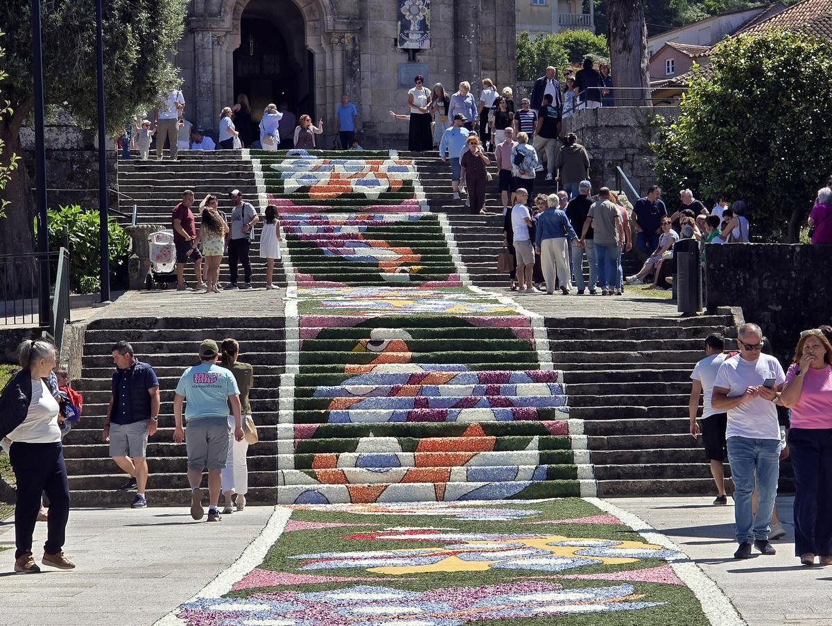 El Corpus Christi de Gondomar con su singular escalera floral El Corpus Christi de Gondomar con su singular escalera floral