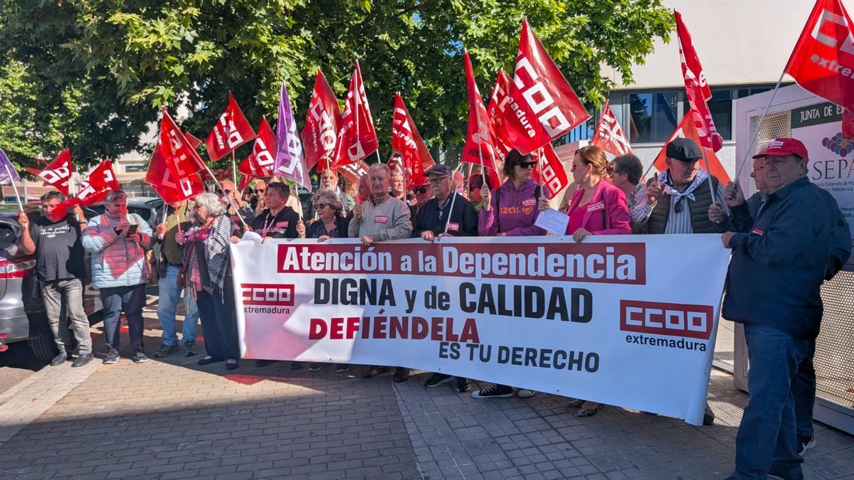 La Federación de Pensionistas de CCOO Extremadura se concentra frente al Sepad, en Mérida, en defensa del sistema de atención a la dependencia.