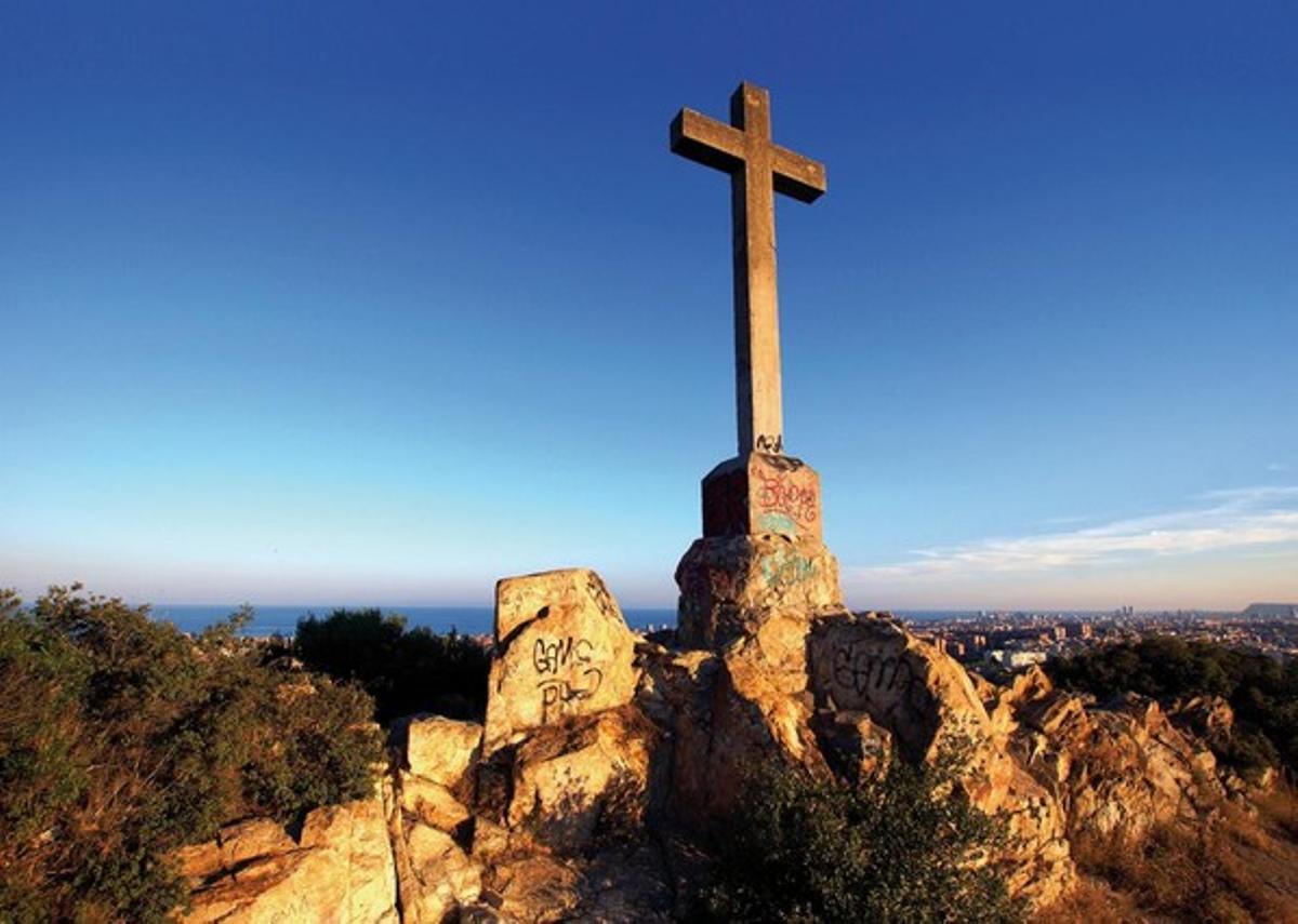 Una imagen de la centenaria cruz de Montigalà, en Badalona.