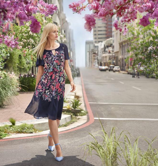 Modelo con vestido de flores de C&amp;A