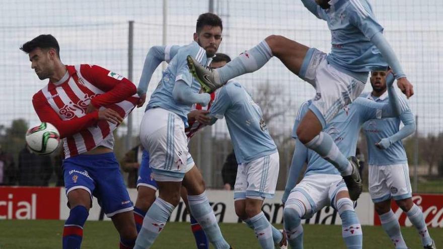 Varios jugadores del Celta B defienden un saque de esquina, ayer, en Mareo. // Ángel González