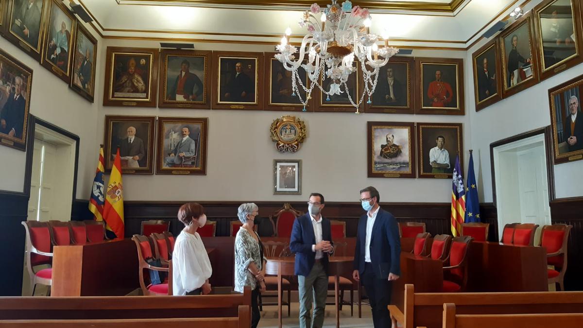 Los alcaldes de Maó y Palma en el salón de plenos del Ayuntamiento de la capital menorquina.