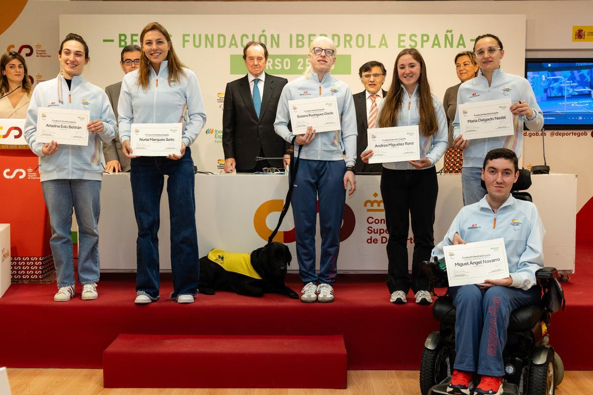 Los becados junto a las autoridades presentes en el acto de entrega del programa de becas Fundación Iberdrola España.
