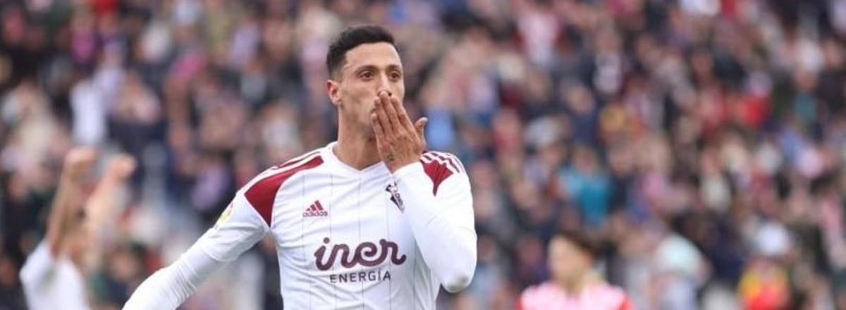 Maikel Mesa celebra su último tanto liguero ante el Sporting en el Belmonte, el pasado 5 de marzo.