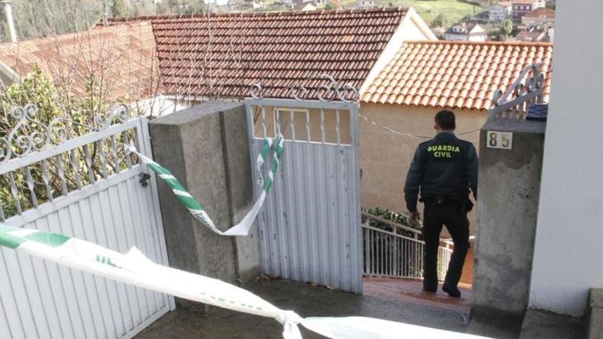 Un agente de la Guardia Civil inspecciona la vivienda