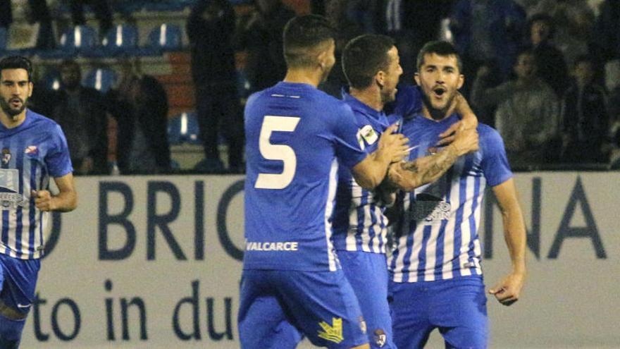 Los futbolistas de la Ponferradina celebran el gol de Cidoncha.