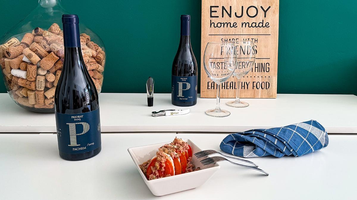 Pachem Garnacha 2019 (DOCa Priorat), un tinto de perfil fresco y preciso, maridado con tomate y ventresca en una propuesta sencilla que realza su carácter mediterráneo.