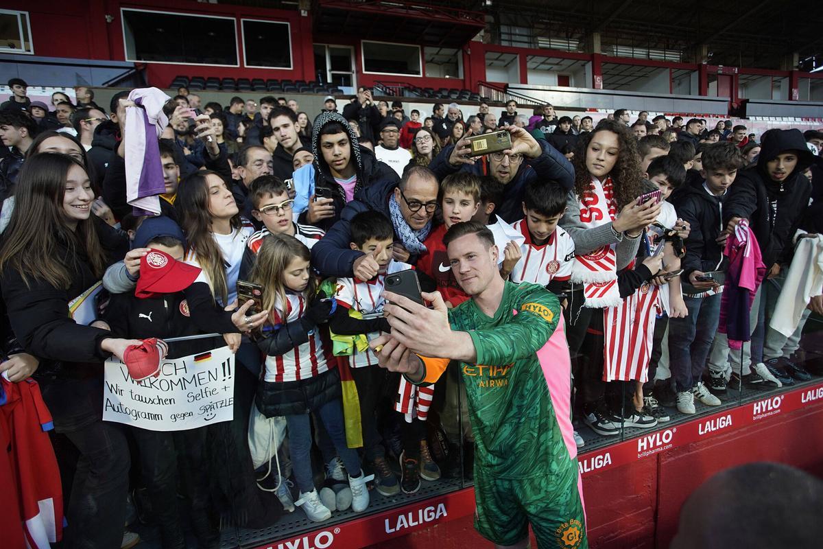 Girona Montilivi presentació Ter Stegen a l'estadi amb aficionats