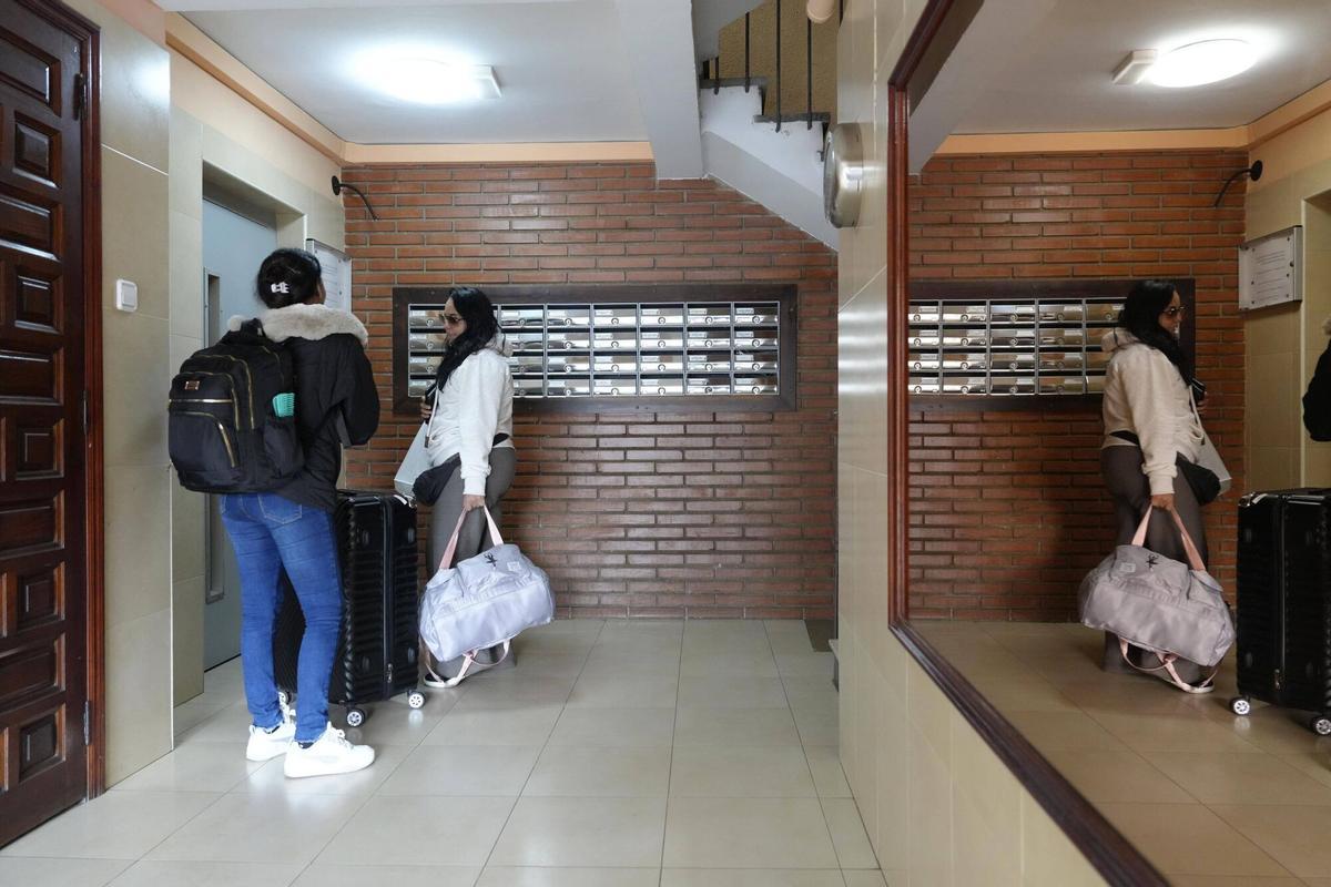 Barcelona 29/10/2025 Piso turístico ilegal en la Barceloneta Dos turistas que afirman que van a alojarse a un piso turístico ilegal, ofertado por Airbnb , en el carrer Joan de Borbó, 12 4-3, en la Barceloneta Fotografía de Ferran Nadeu