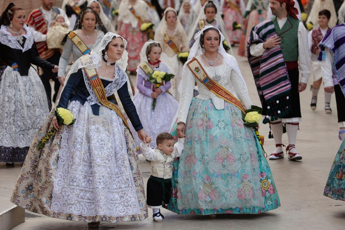 Todas las fotos de la Ofrenda del 18 de marzo por la calle San Vicente hasta la 17:30 horas Todas las fotos de la Ofrenda del 18 de marzo por la calle San Vicente hasta la 17:30 horas