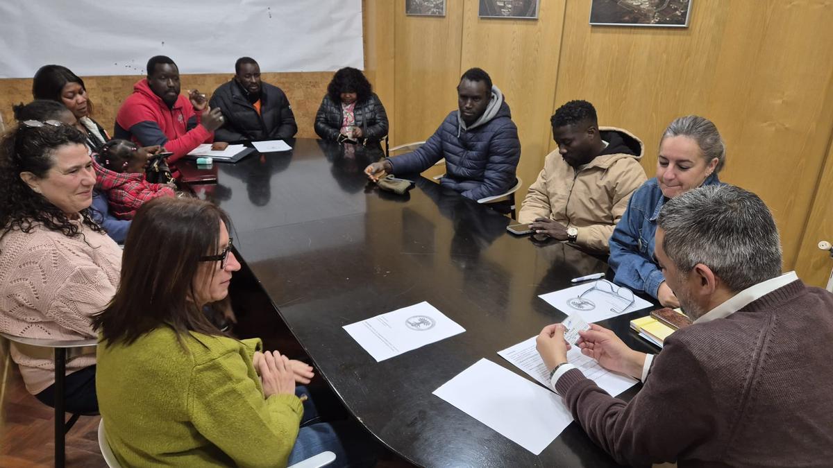 Representantes de Senegaleses de Carballo na xuntanza co alcalde.