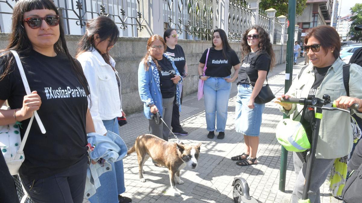 Familia de Yoel Quispe a la entrada de la Audiencia Provincial