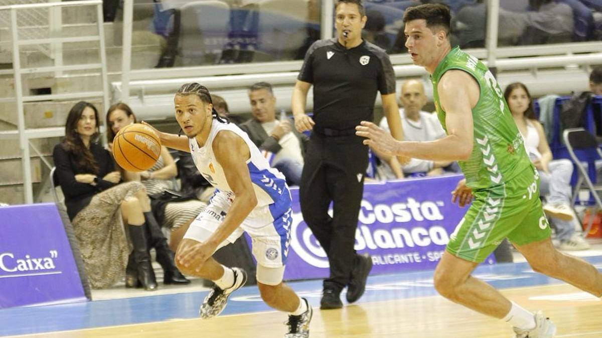 Jordan King intenta superar a su rival.