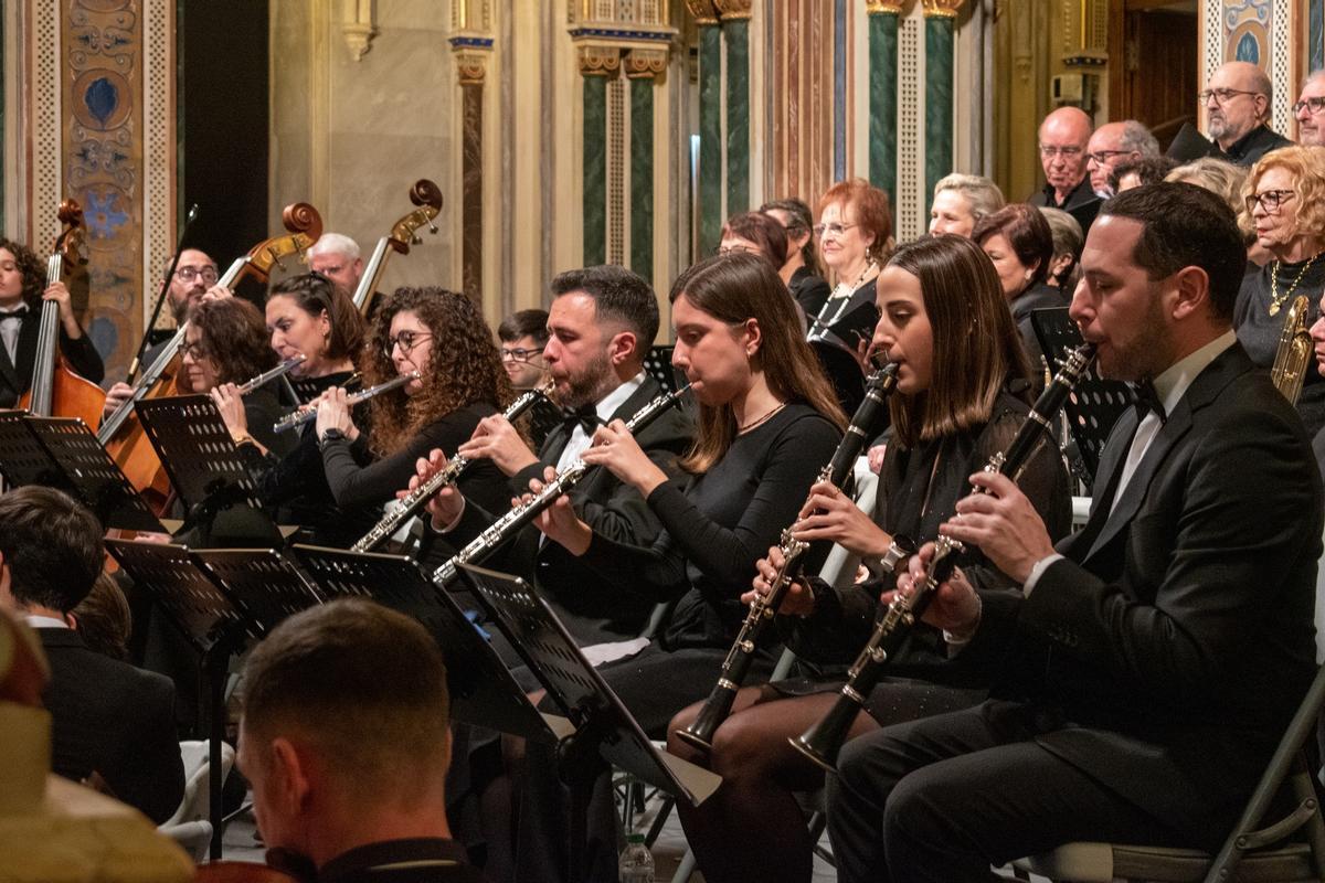 Nueve de los músicos-médicos que integran la Orquesta del Colegio de Médicos de València