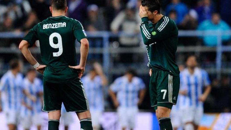 Ronaldo y Benzema se lamentan de un gol del Málaga CF.