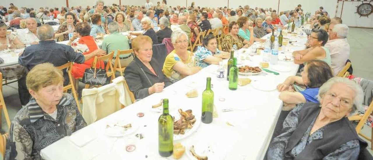 Baión volvió a reunir a cientos de comensales en su tradicional Xuntanza dos Maiores, organizada por O Castro. // Iñaki Abella