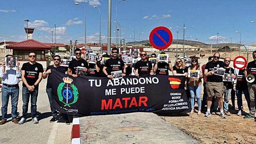 Imágenes de las concentraciones celebradas ayer en Alicante y en Villena.
