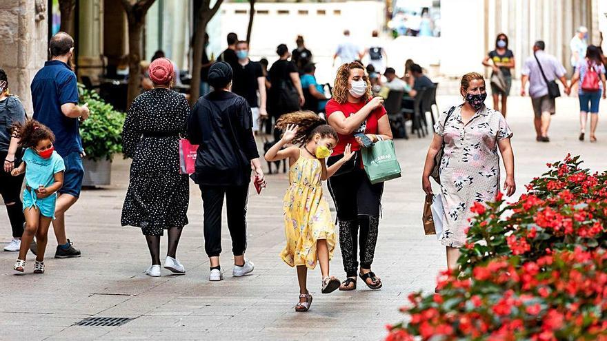 Varios grupos pasean por una calle peatonal de Lleida, ayer.