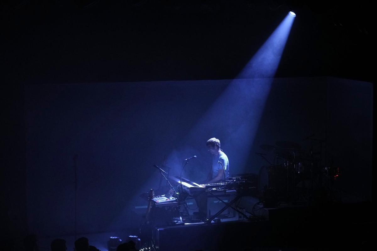 El cantante del grupo Manel, Guillem Gisbert, en la gira de presentación de su primer álbum en solitario, 'Balla la masurca!', en la sala Apolo.